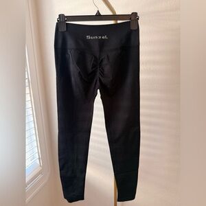 Sunzel Black Scrunch Butt Seamless Leggings M